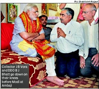 Modi and bowing bureaucrats.jpg