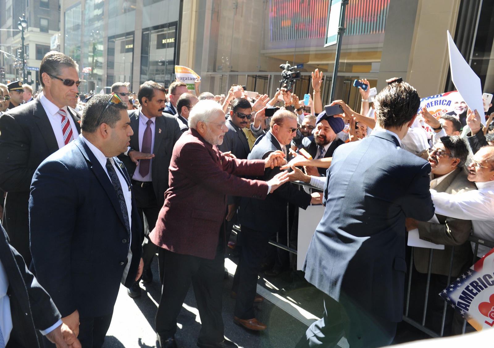 Modi-in-USA-Fans-go-crazy-at-Madison-Avenue-PM-meets-NY-Mayor-5.jpg