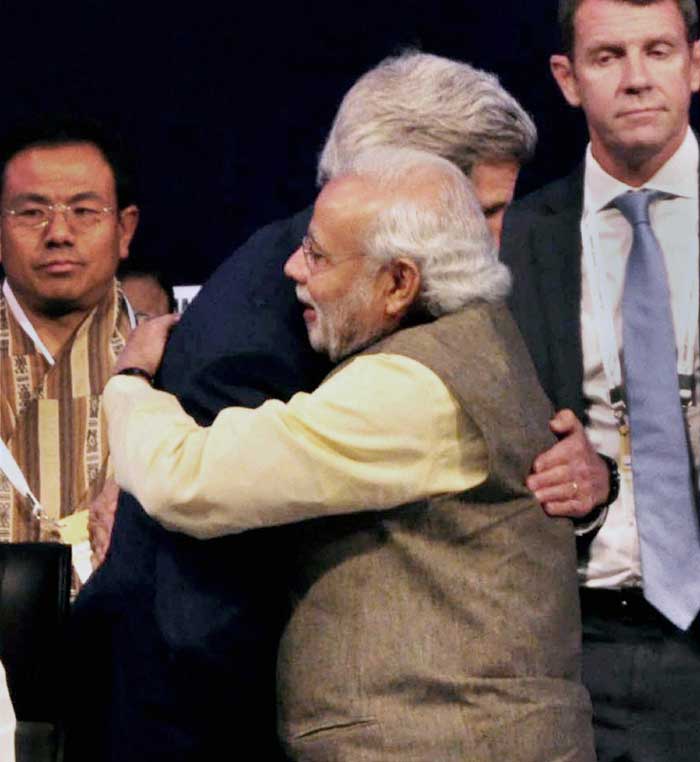 modi-kerry-hug.jpg