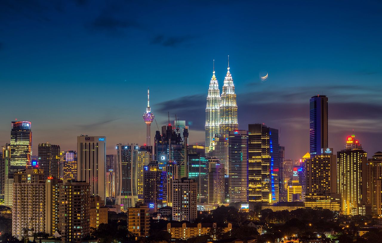 Moonrise_over_kuala_lumpur.jpg