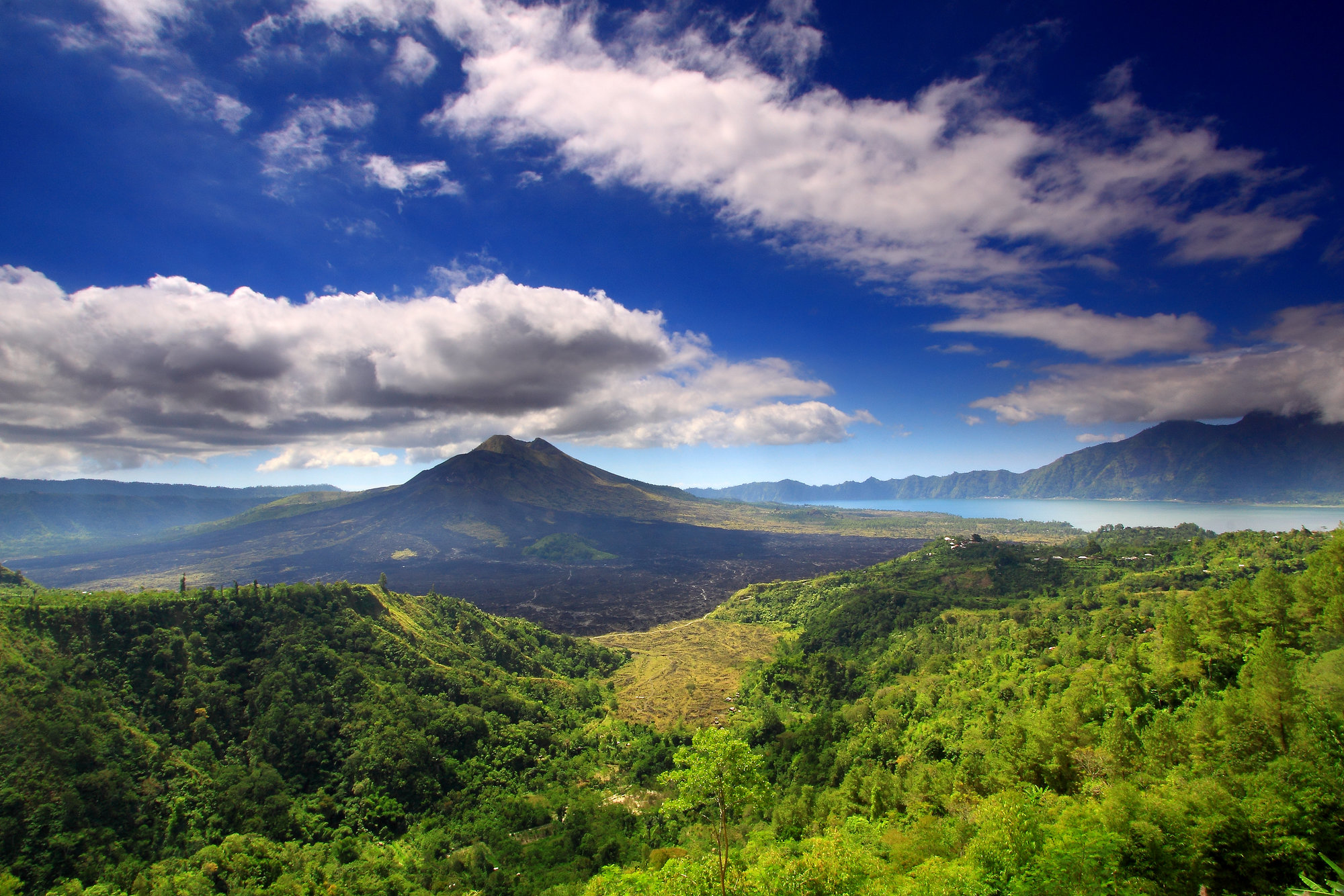 Mount_batur_and_lake.jpg