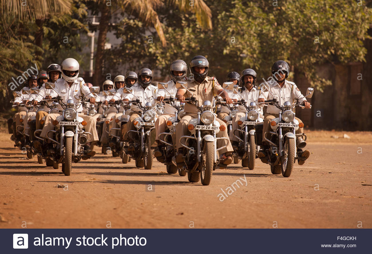 mumbai-traffic-police-practice-riding-in-a-formation-before-the-indian-F4GCKH.jpg