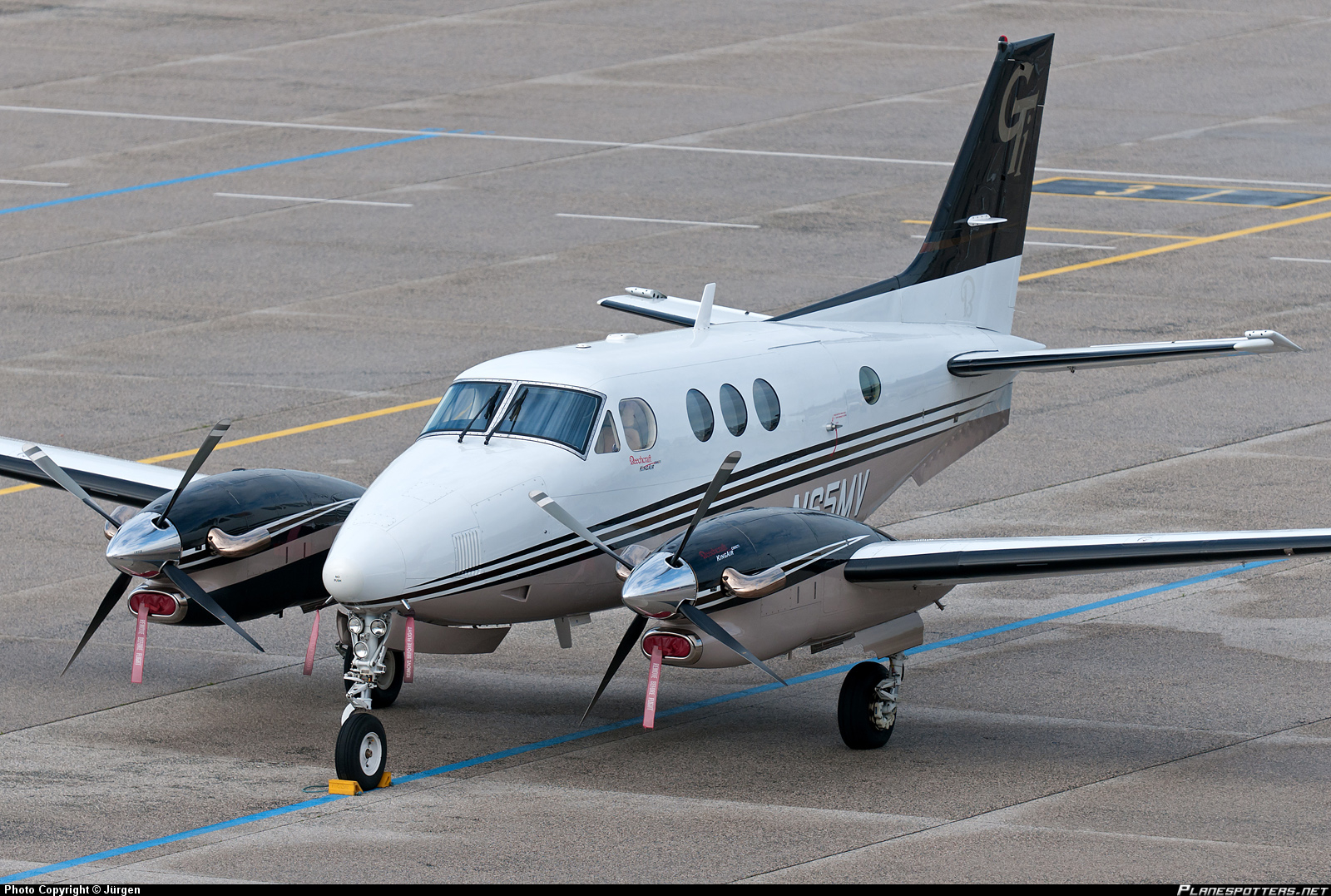 n65mv-private-beechcraft-c90-king-air_PlanespottersNet_273384.jpg