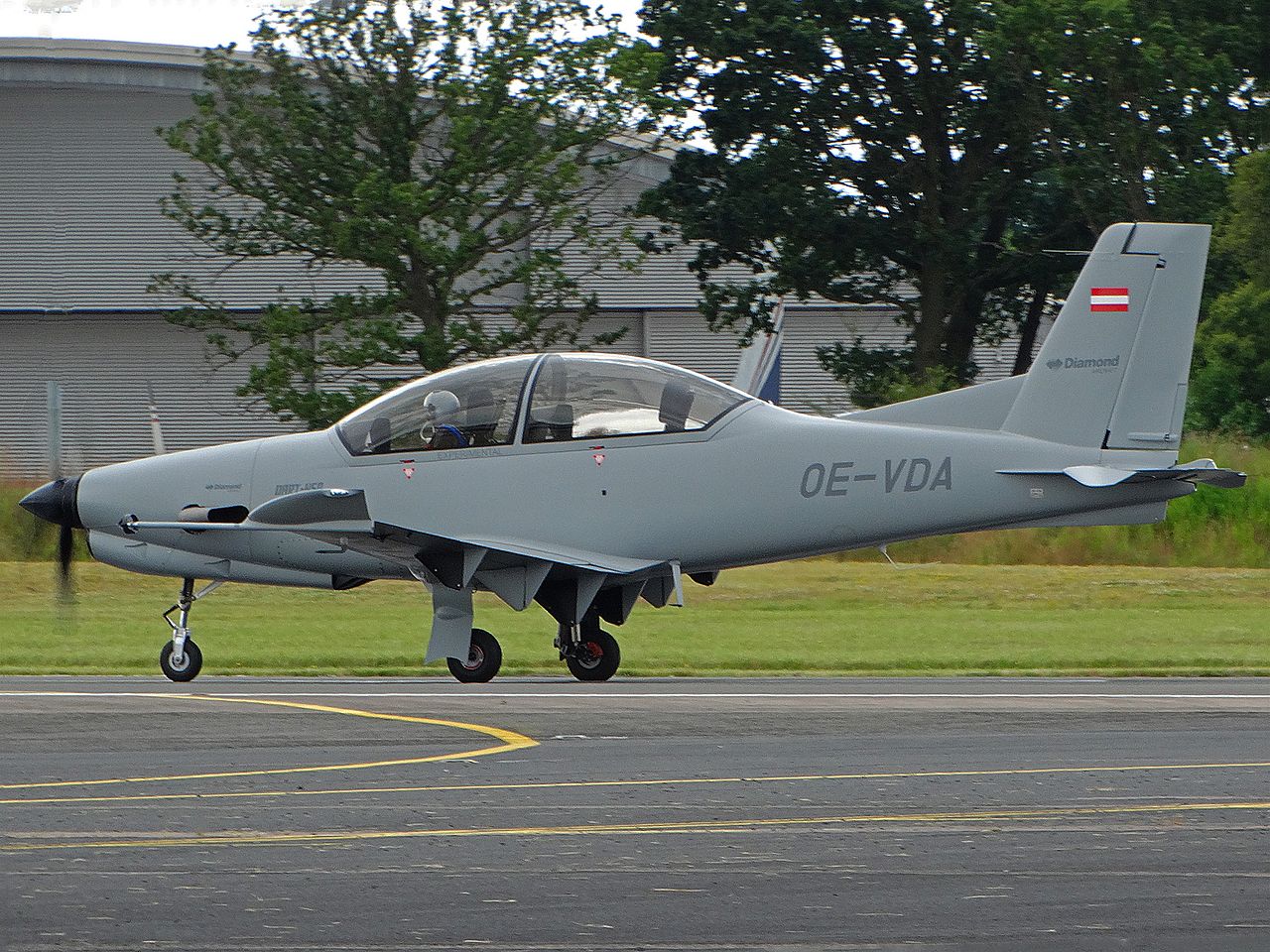 OE-VDA_Diamond_Dart_450_Prototype_(32349754536).jpg