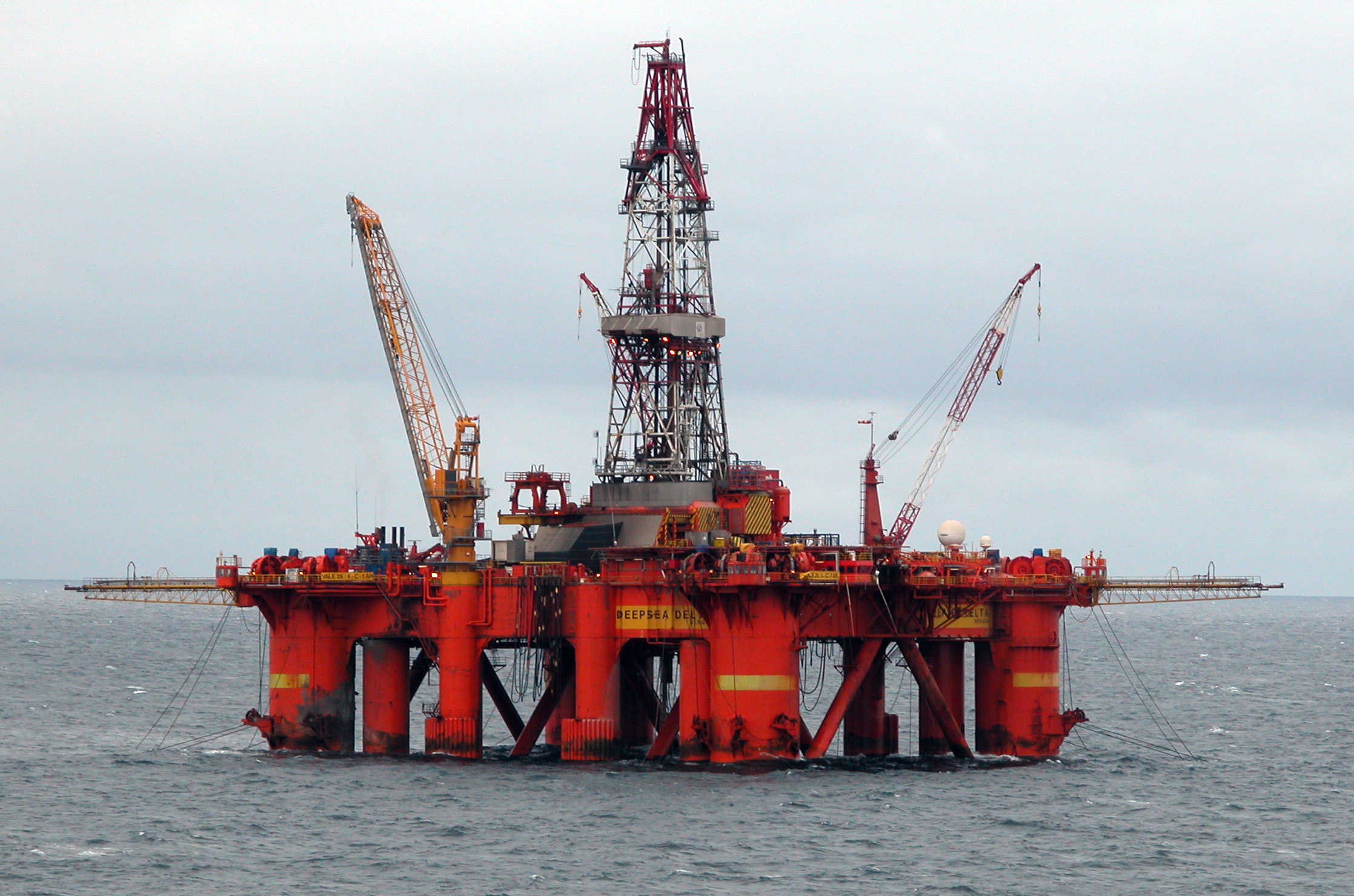 Oil_platform_in_the_North_Sea.jpg