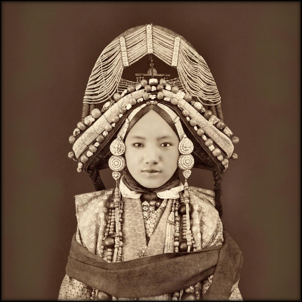 old-photos-of-china-tibetan-lhacham-tibet-1879-sarat-chandra-das.jpg