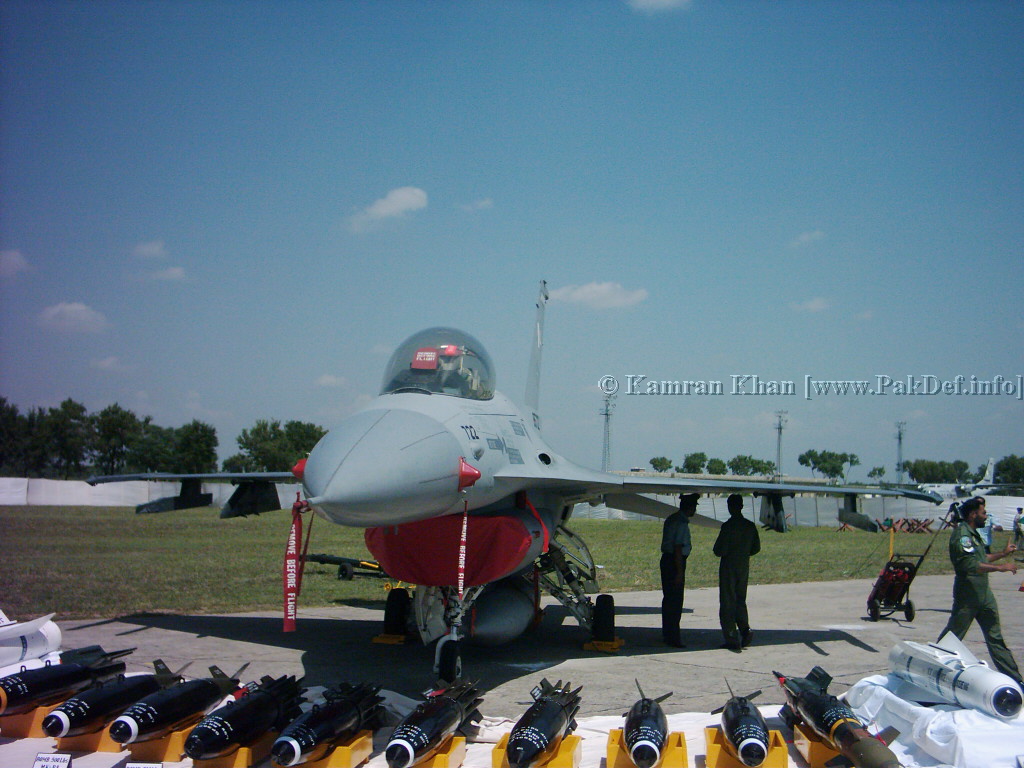 PAF F-16A photographed at Chaklala Air Base on Defence Day - September 2006..jpg