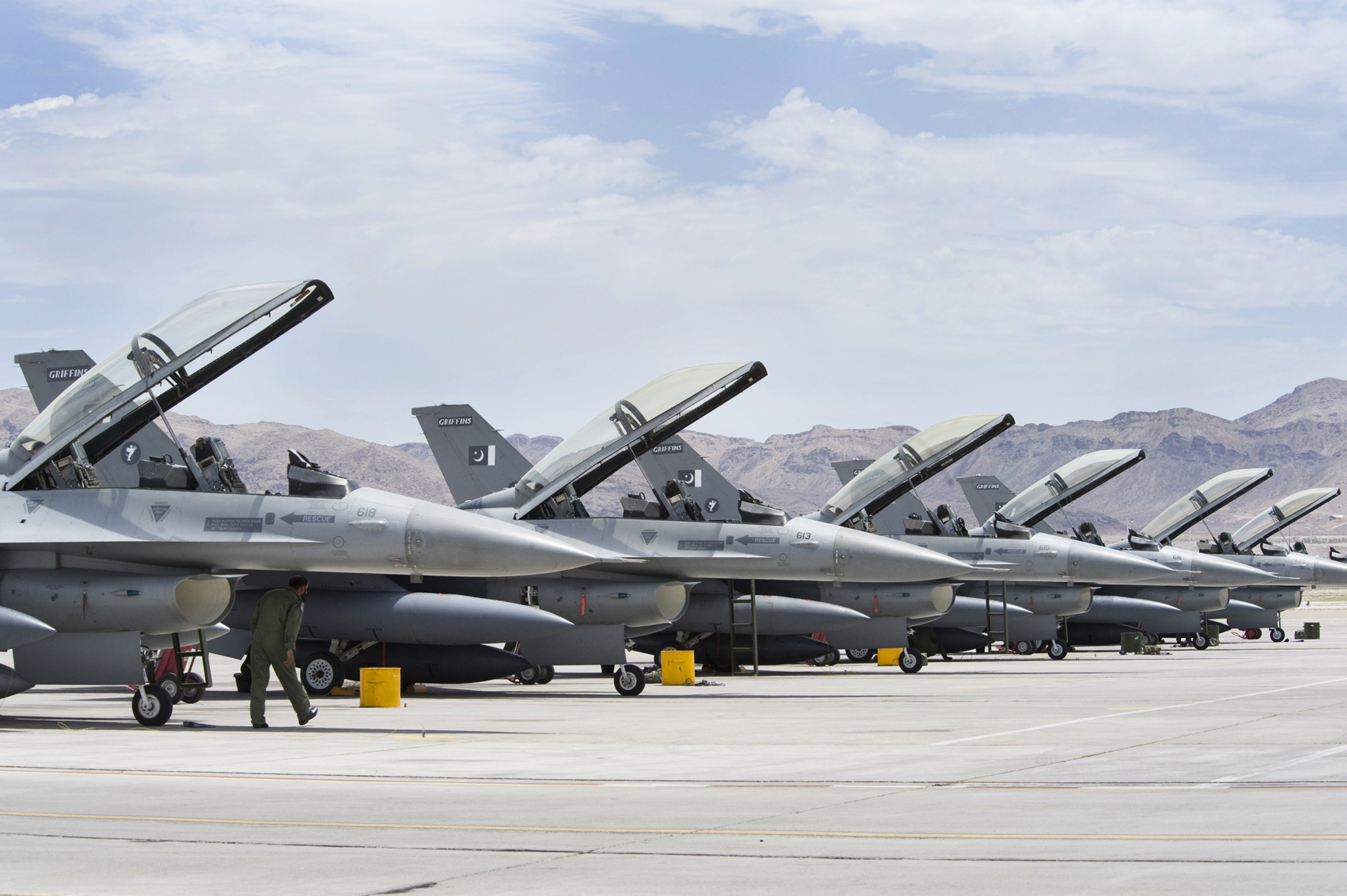 PAF-F16s-RedFlag.jpg