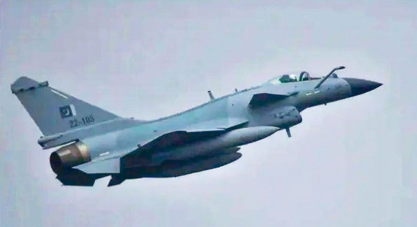 PAF J-10CP 22-105 mod xs.jpg