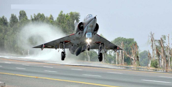 Pakistan-Air-Force-PAF-fighter-aircraft-lands-on-motorway-.jpg