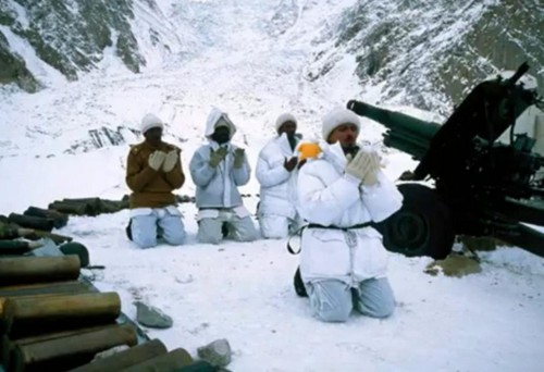 Pakistan-Army-Photos-Gunners-offering-Namaz-near-their-Gun-at-Siachen.jpg