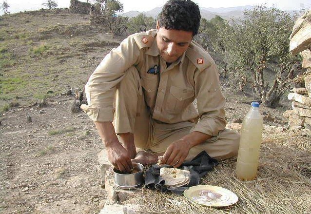 Pakistan army soldier and officer food.jpg