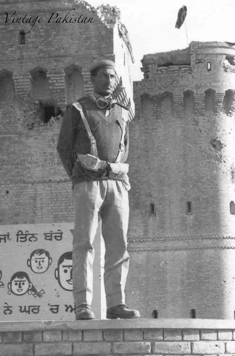 Pakistani Flag at top of Qaisar-e-Hind Fort..jpg