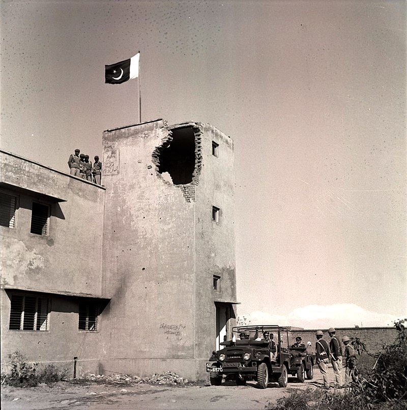 Pakistani_forces_raise_the_Pakistani_flag_1971.jpg