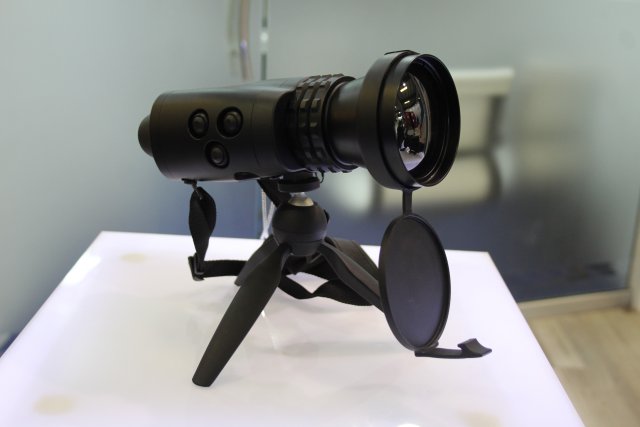 Pakistani_Shibli_presents_its_Skua-LR_thermal_binocular_at_IDEAS_2016_001.jpg