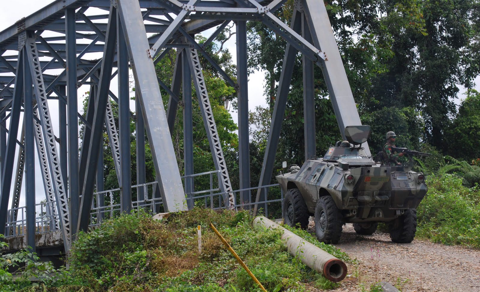 Panser di jembatan Kali Kopi.jpg