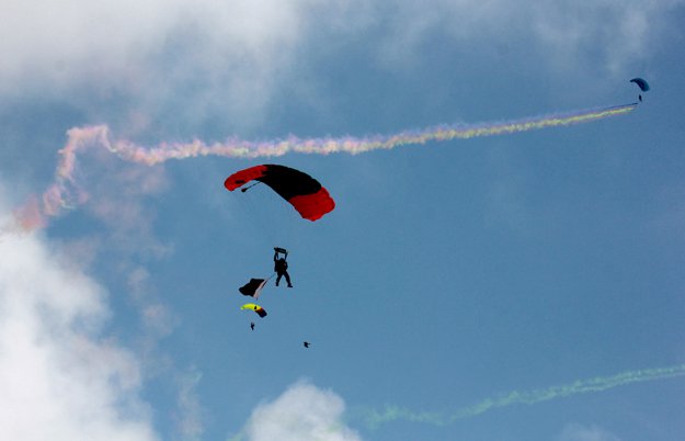 paratroopers-in-air-show-on-defence-day-1504714317.jpg