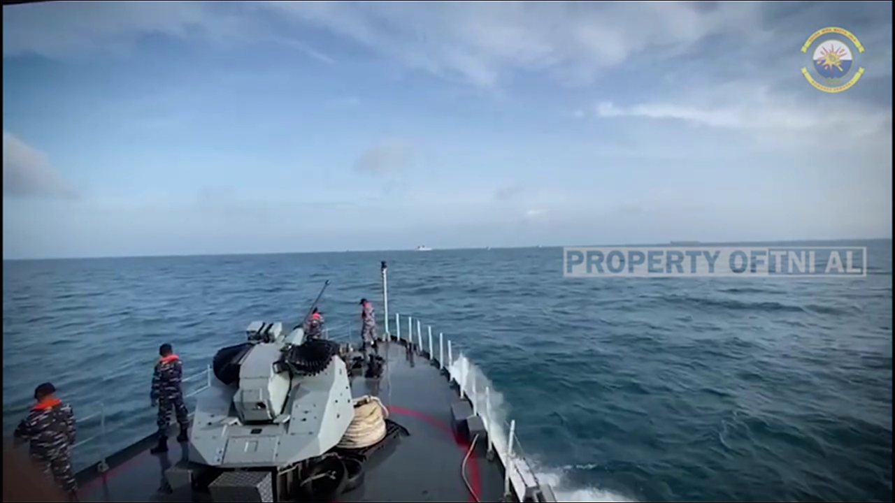 PASSEX - ESCORTING FRENCH NAVY PASSING TSS SUNDA STRAIT.mp4_000016488.jpg