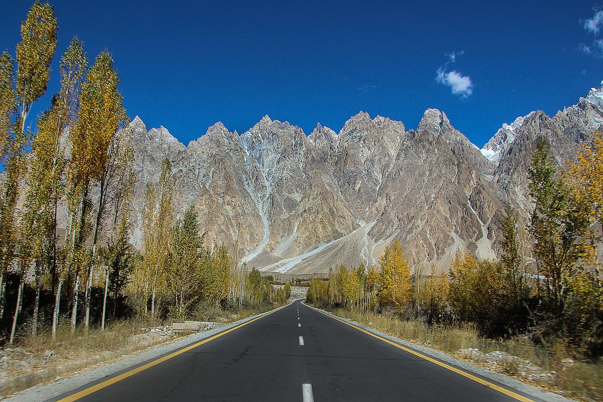 Passu_Cones_2,_Hunza,_Pakistan.jpg