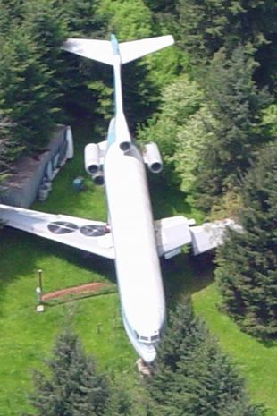 PAY-Man-Lives-In-A-Boeing-727-In-The-Middle-Of-The-Woods.jpg