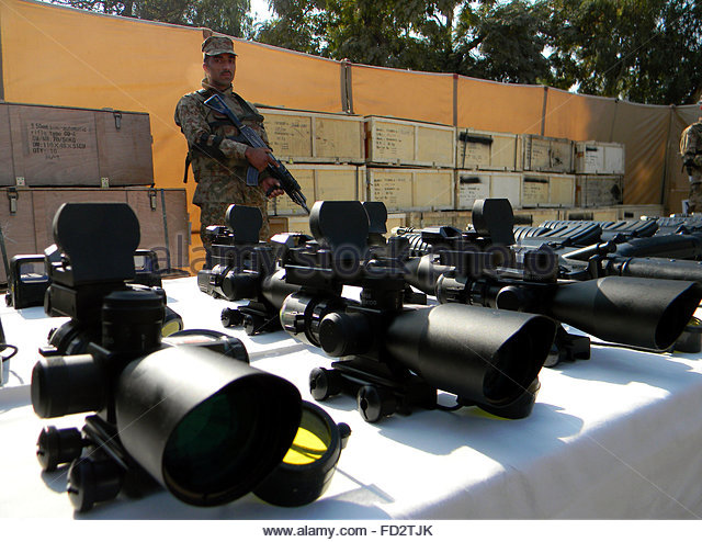 peshawar-pakistan-27th-jan-2016-a-pakistani-soldier-stands-guard-alongside-fd2tjk.jpg