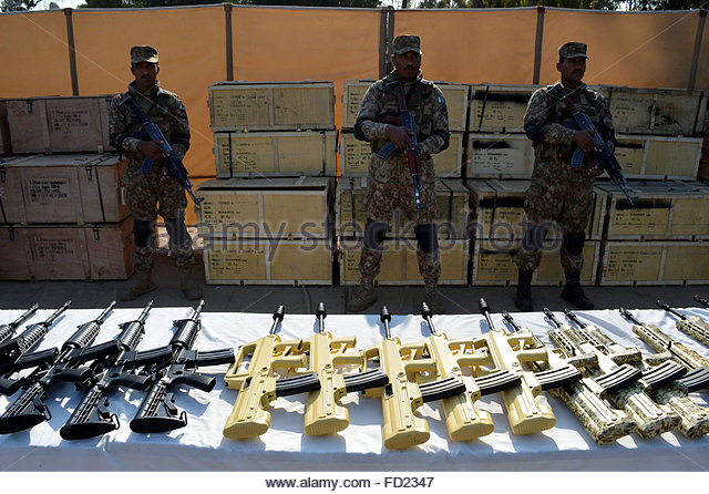 peshawar-pakistan-27th-jan-2016-pakistani-soldiers-display-seized-fd2347.jpg