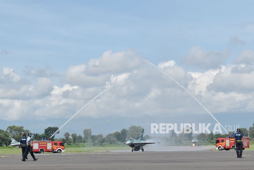 petugas-menyemprotkan-air-guna-menyambut-kedatangan-pesawat-tempur-f-16-_180228161526-877.jpg