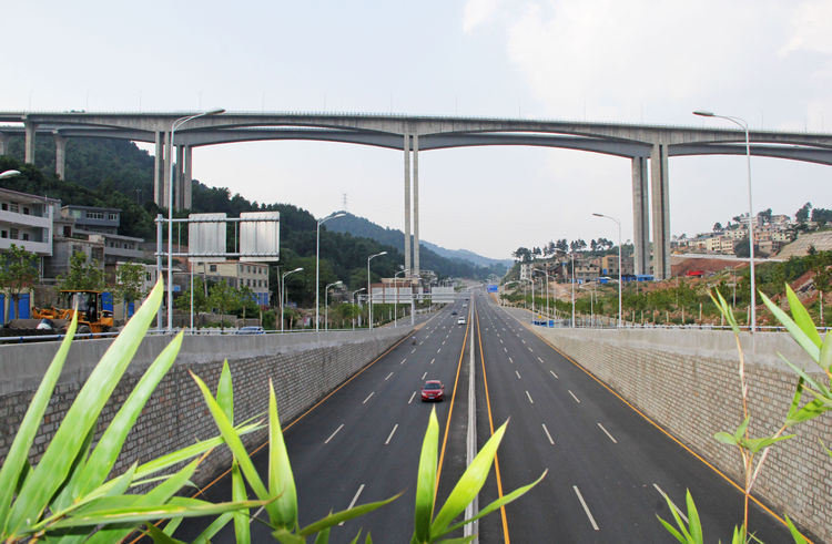 Pianpo's central span rises more then 100 meters above the lower highway. .jpg