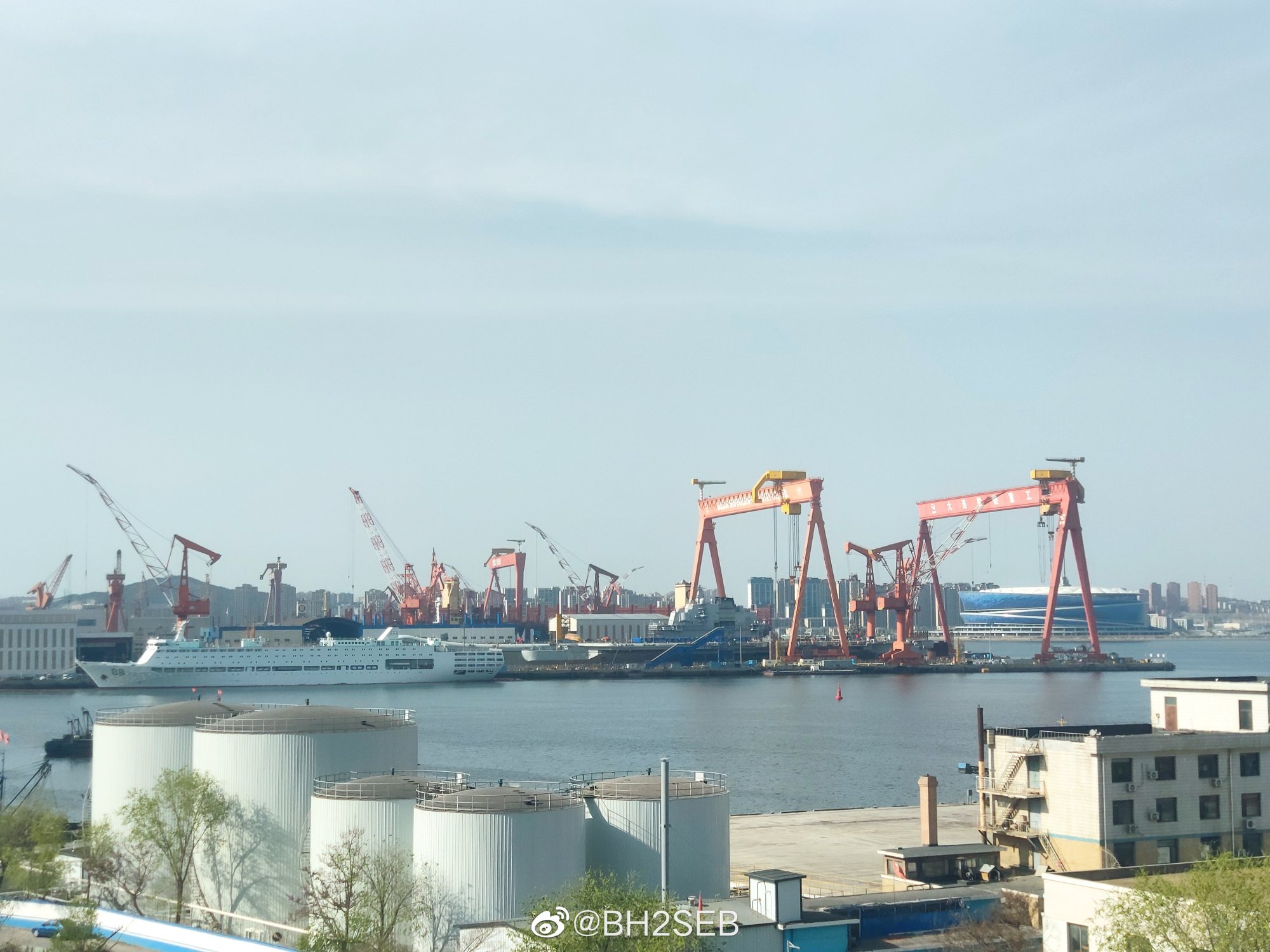 PLN CV-16 Liaoning at Dalian.jpg