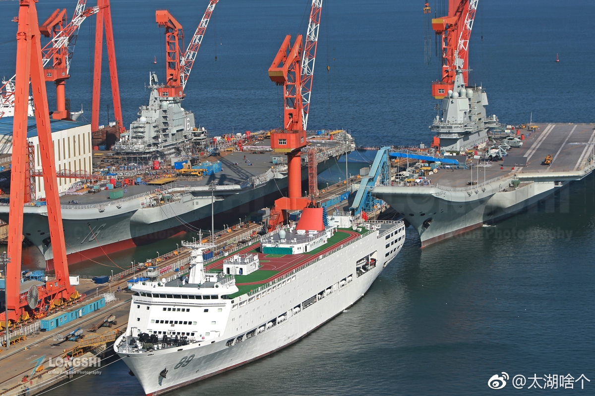 PLN Type 002 carrier + Liaoning - 20181019xs.jpg