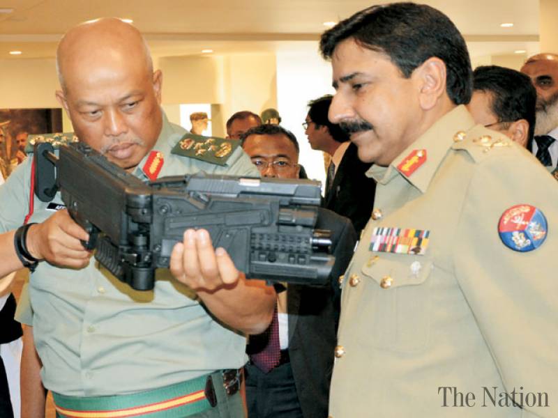 pof-weapons-attract-malaysian-army-chief-1444162083-6420.jpg