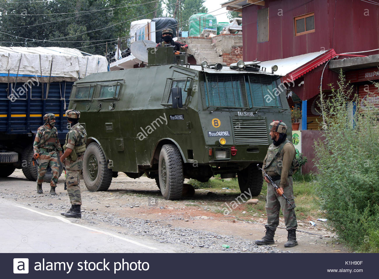 policeman-two-crpf-killed-five-forces-personnel-wounded-after-fidayeen-K1H90F.jpg