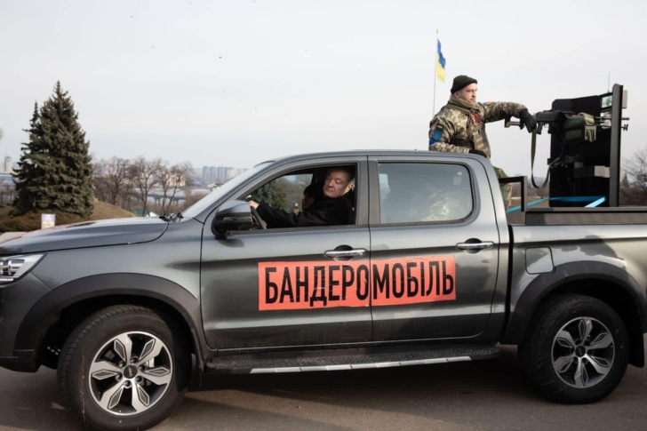 Poroshenko Banderomobil.jpg