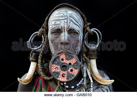 portrait-of-woman-from-the-mursi-tribe-traditionally-decorated-and-gab010.jpg