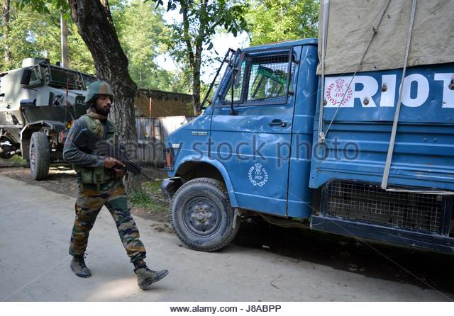 pulwama-india-27th-may-2017-two-hizbul-mujahideen-rebels-killed-in-j8abpp.jpg