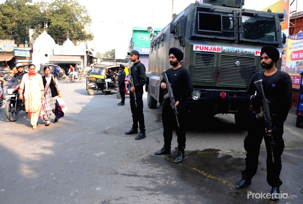 punjab-police-swat-team-stands-guard-at-hall-gate-753469.jpg