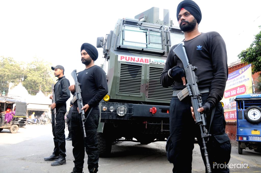 punjab-police-swat-team-stands-guard-at-hall-gate-753471.jpg