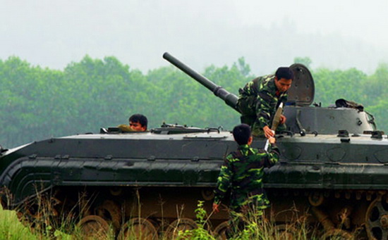 quan-doi-viet-nam-dang-su-dung-nhung-loai-sung-khong-giat-nao[1].jpg