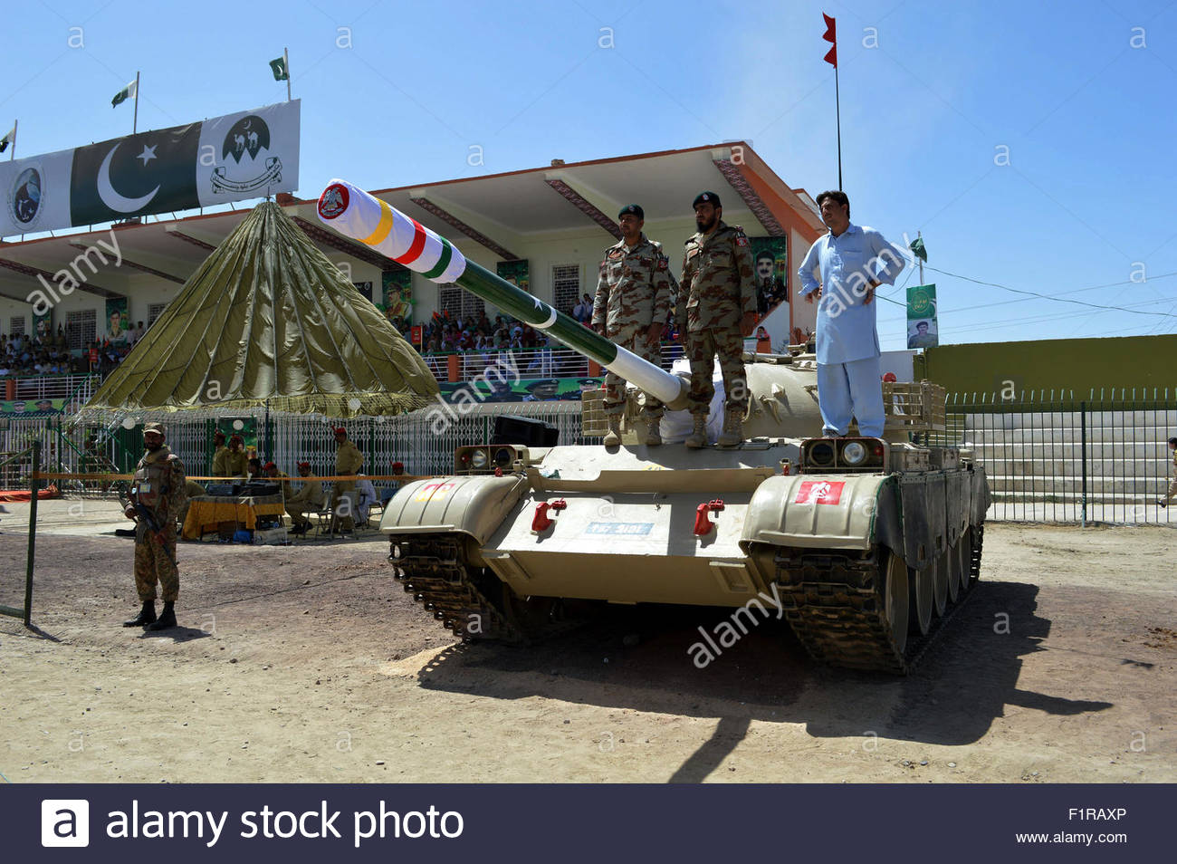 quetta-6th-sep-2015-pakistani-soldiers-stand-on-a-tank-during-a-ceremony-F1RAXP.jpg