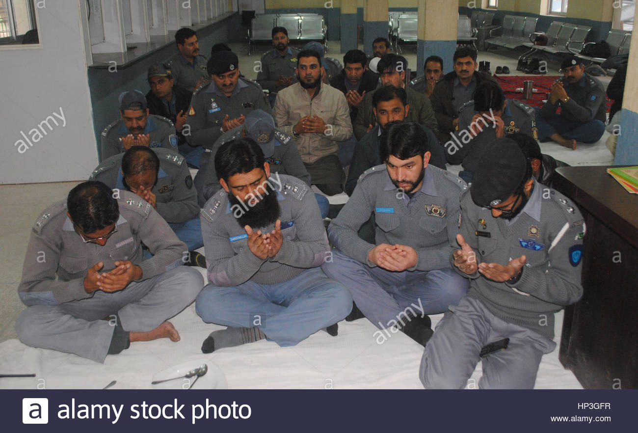 rawalpindi-pakistan-18th-feb-2017-traffic-police-of-rawalpindi-praying-HP3GFR.jpg