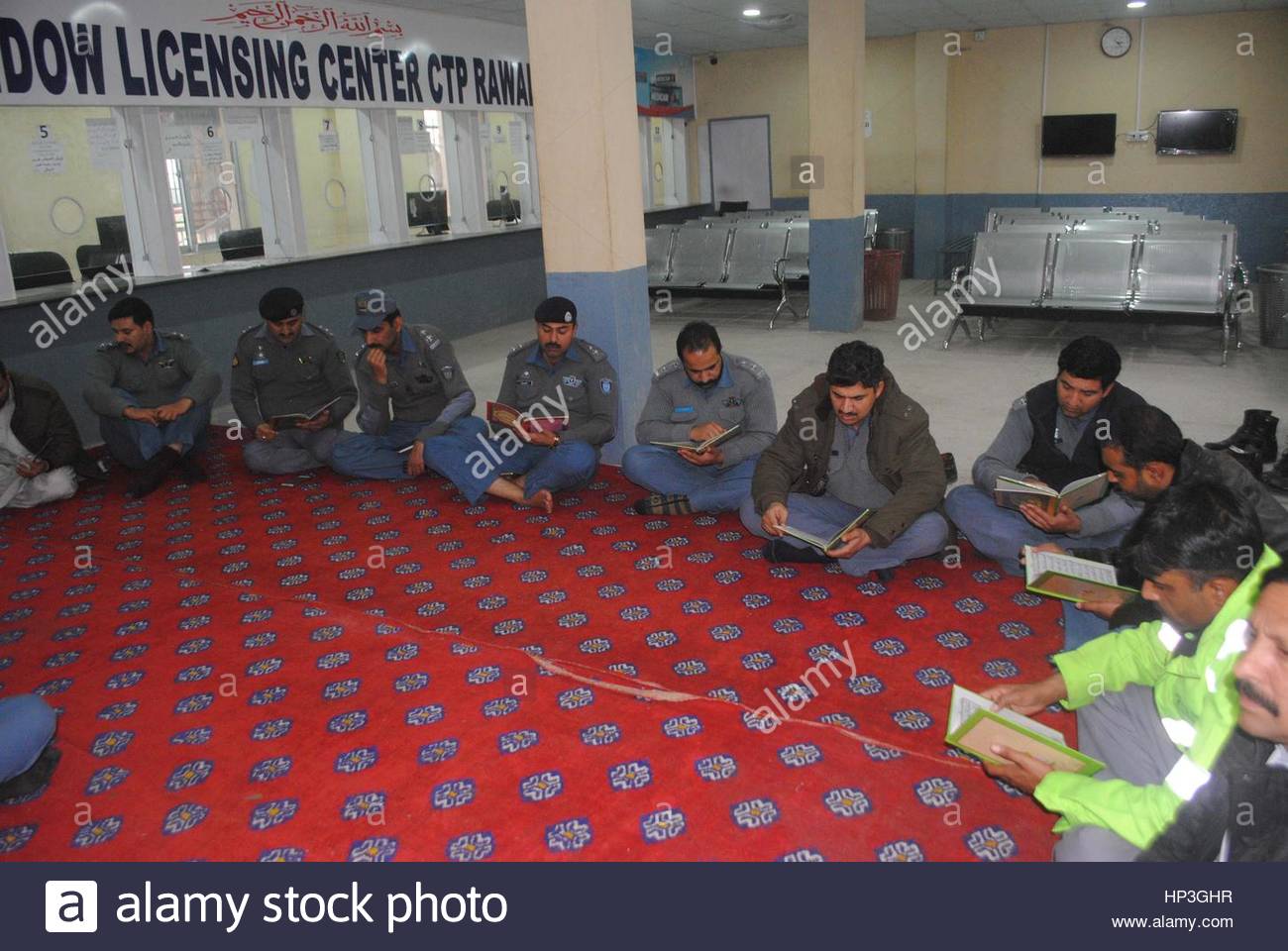 rawalpindi-pakistan-18th-feb-2017-traffic-police-of-rawalpindi-praying-HP3GHR.jpg