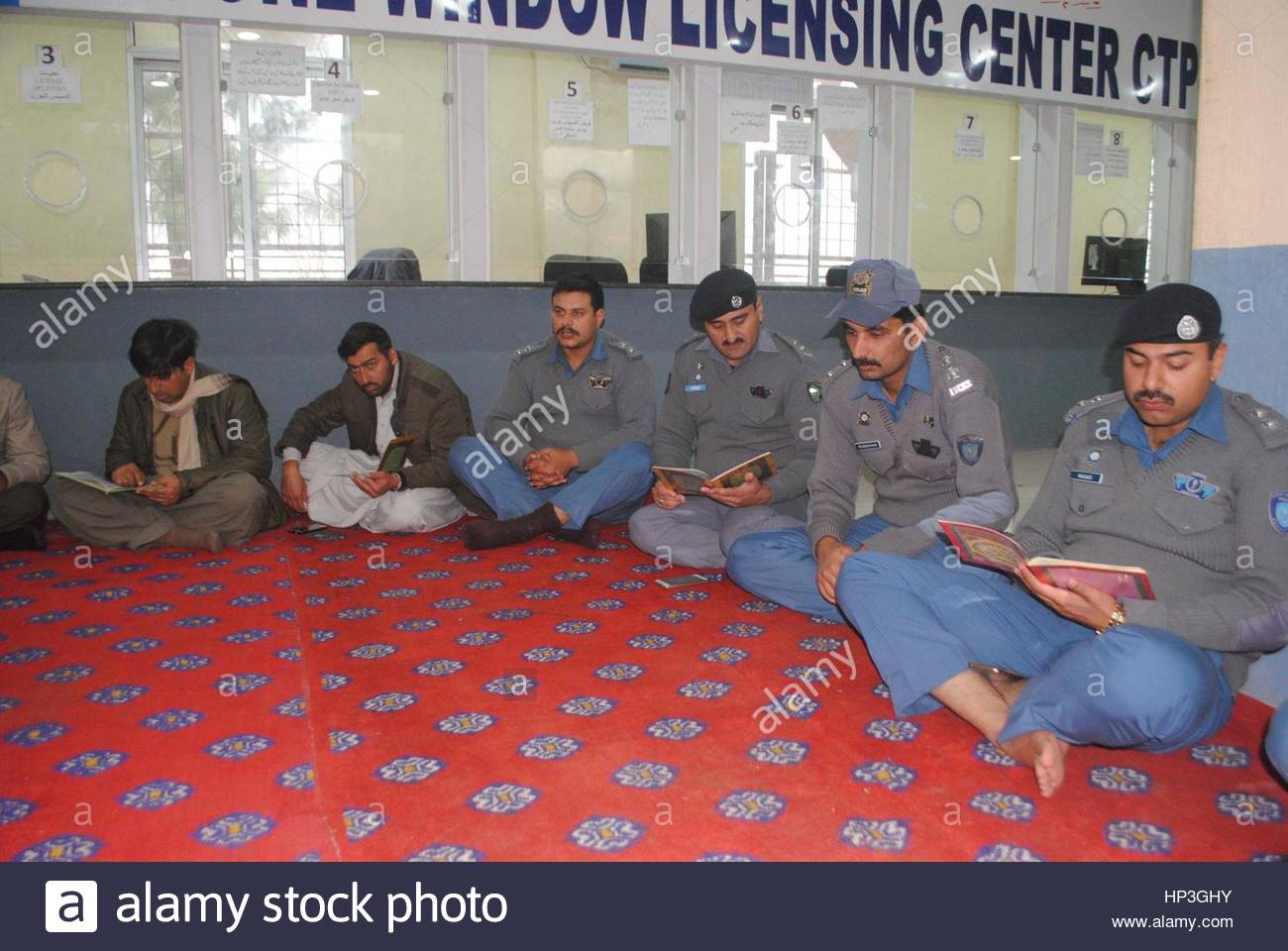 rawalpindi-pakistan-18th-feb-2017-traffic-police-of-rawalpindi-praying-HP3GHY.jpg