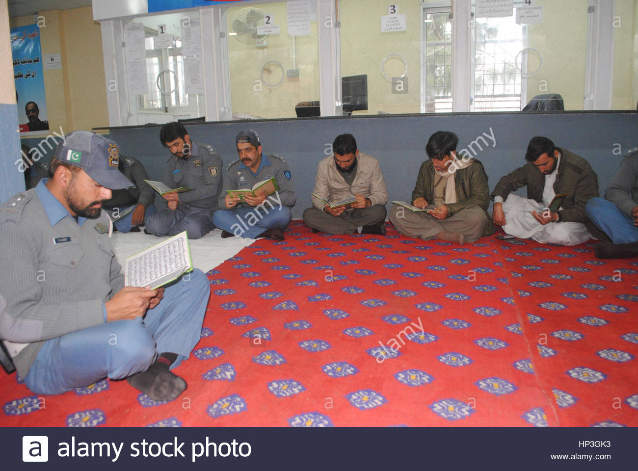 rawalpindi-pakistan-18th-feb-2017-traffic-police-of-rawalpindi-praying-HP3GK3.jpg