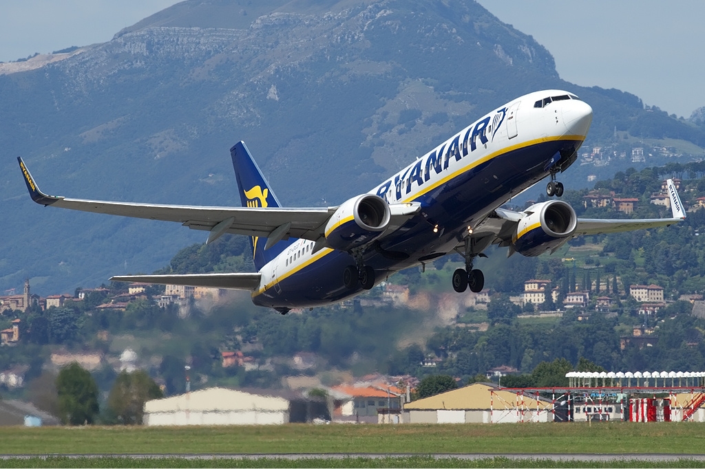 Ryanair_Boeing_737-800_Berni-1.jpg