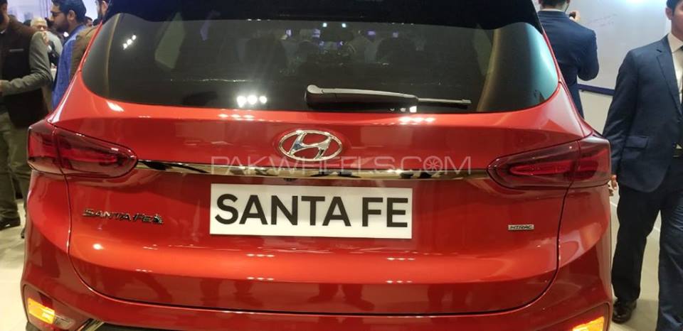 Sante-Fe-Hyundai-back-2.jpg