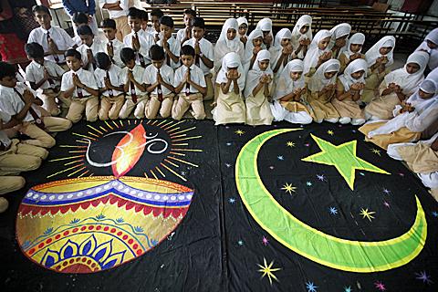 Secular-Picture-Hindu-Muslim-Unity-amongst-students.jpg