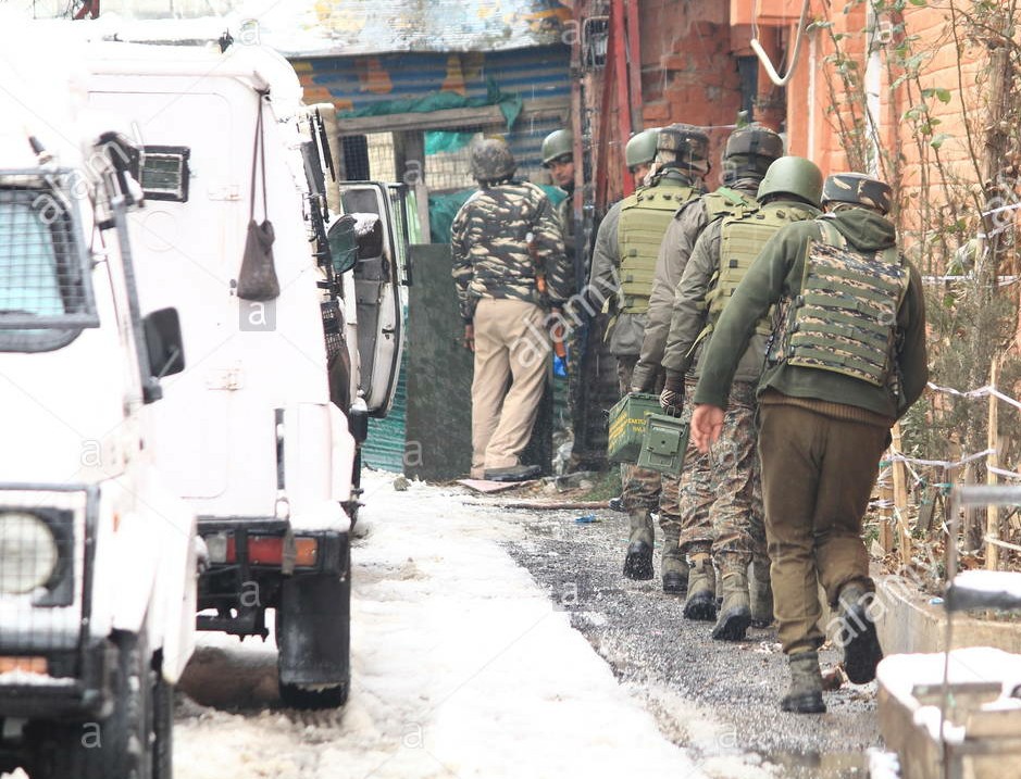 security-forces-in-srinagars-karan-nagar-area-are-currently-locked-M3YWFC~01.jpg