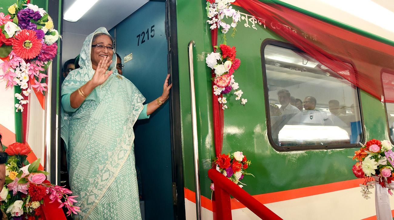 Shaik-Hasina-in-the-Indian-Railway-coaches-in-Dhaka2.jpg