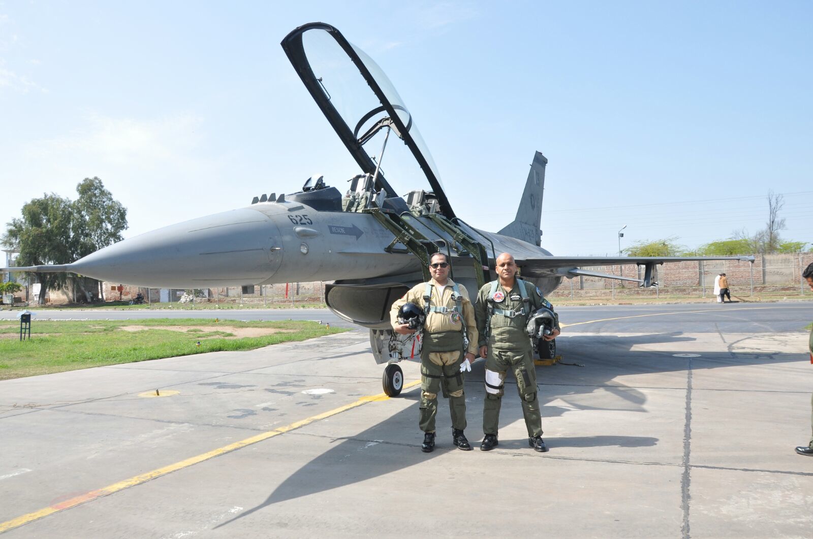 Shujaat Ali after sortie in F-16.jpg