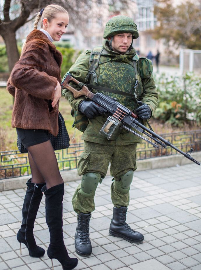 Simferopol residents pose a photograph with soldiers. 2.jpg